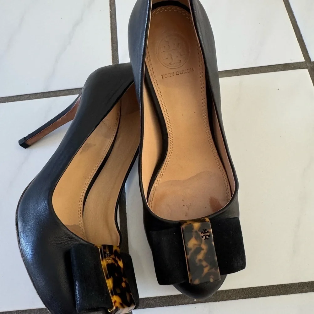Elegant Black Leather Heels with Tortoise Bow Tory Burch - Picture 14 of 14